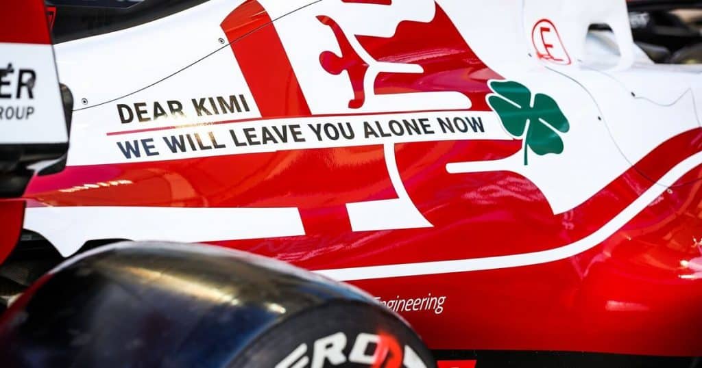 Dear Kimi - We will leave you alone now głosi napis na bolidzie F1. Kończy się pewna epoka.