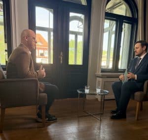 Oznaczanie treści AI od 2 sierpnia 2026 — co to naprawdę oznacza dla twórców i firm?